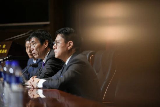他原本是一个科技研发能力非常强的专业人才，但是苦于年纪已经有些偏大，再加上大多数通讯公司，市场份额十分稳定，早已经进入坐收红利的阶段，不愿意投入太多成本在新技术的研发上，所以郎红军便一直没能找到一个自己心仪的合适工作。
